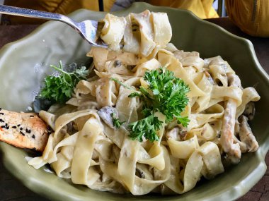 Krema, tavuk ve maydanoz ile Fettuccine Alfredo makarna yemek Restaurant, hizmet. Geleneksel gıda.