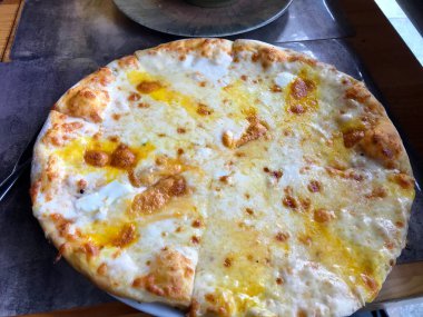 Dört peynirli Pizza restoranı hizmet. Geleneksel İtalyan yemeği.