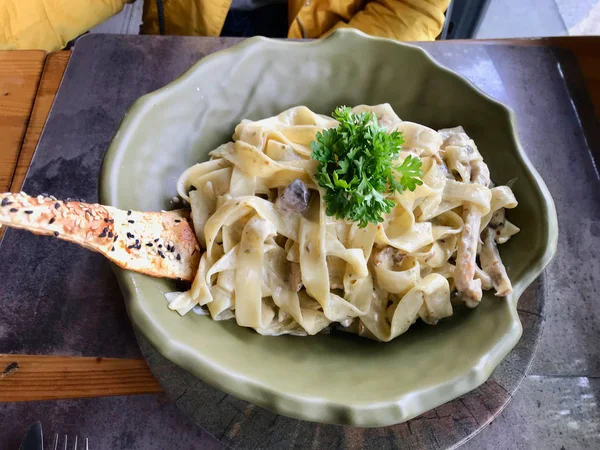 Fettuccine Alfredo Pasta Dish Cream Chicken Parsley Served Restaurant Traditional — Stock Photo, Image