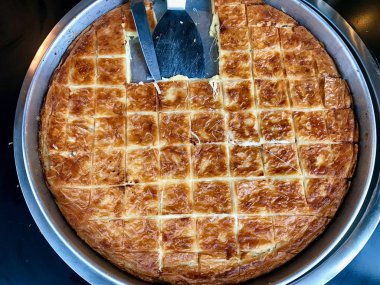 Türk Su tarifi / Tabla börek veya burek. Geleneksel gıda.