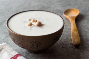 Soğuk yoğurt çorbası ile nohut ve buğday tohumu / Ayran asi tarifi / cacık. Geleneksel yaz gıda.