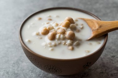 Soğuk yoğurt çorbası ile nohut ve buğday tohumu / Ayran asi tarifi / cacık. Geleneksel yaz gıda.