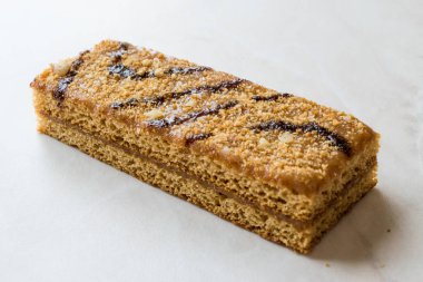 Ceviz, süt ve karamel sos ile aromalı enerji Bar tatlım. Organik meze.