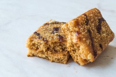 Ceviz, süt ve karamel sos ile aromalı enerji Bar tatlım. Organik meze.