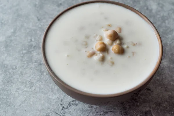 Kalte Joghurtsuppe Mit Kichererbsen Und Weizenkernen Ayran Asi Corbasi Tzatziki — Stockfoto