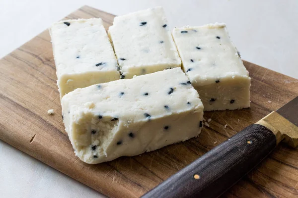 トルコのフェタ チーズ ナイフで木の表面にブラック クミン の種子と 伝統的な有機食品 — ストック写真