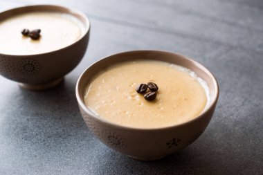 Kahve çekirdekleri ile Türk kahvesi puding servis sokup yemeye hazır. Geleneksel tatlı.