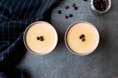 Kahve çekirdekleri ile Türk kahvesi puding servis sokup yemeye hazır. Geleneksel tatlı.