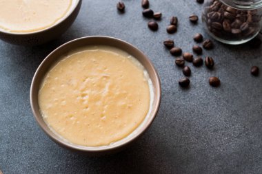 Kahve çekirdekleri ile Türk kahvesi puding servis sokup yemeye hazır. Geleneksel tatlı.