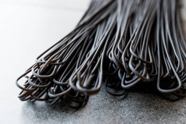 Ham siyah spagetti makarna aromalı Squid mürekkep veya mürekkep balığı. Organik gıda.