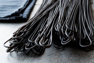 Ham siyah spagetti makarna aromalı Squid mürekkep veya mürekkep balığı. Organik gıda.