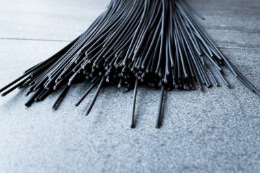 Ham siyah spagetti makarna aromalı Squid mürekkep veya mürekkep balığı. Organik gıda.