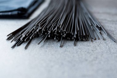 Ham siyah spagetti makarna aromalı Squid mürekkep veya mürekkep balığı. Organik gıda.