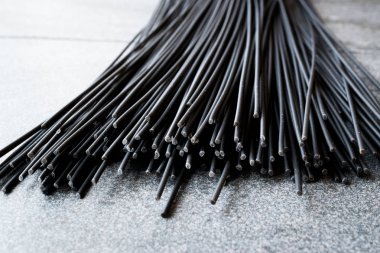 Ham siyah spagetti makarna aromalı Squid mürekkep veya mürekkep balığı. Organik gıda.