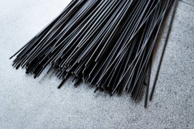 Ham siyah spagetti makarna aromalı Squid mürekkep veya mürekkep balığı. Organik gıda.