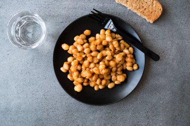 Türk Çayeli pişmiş ekmek ve su ile fasulye / Kuru Fasulye. Geleneksel organik gıda.