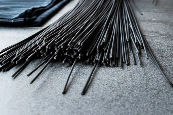 Ham siyah spagetti makarna aromalı Squid mürekkep veya mürekkep balığı. Organik gıda.