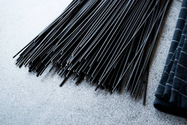 Ham siyah spagetti makarna aromalı Squid mürekkep veya mürekkep balığı. Organik gıda.