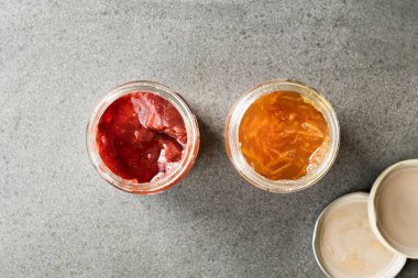 Organik portakal Elderflower ve Çilek reçel kavanoz / çeşitli reçel. Kahvaltı yemek