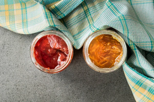 有机橙接骨和草莓果酱在罐子 各种果酱 早餐食品 — 图库照片