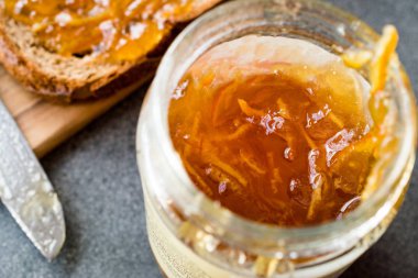 Elderflower marmelat ekmek kavanoza portakal kabuğu ile / Jam organik kahvaltı konsepti.