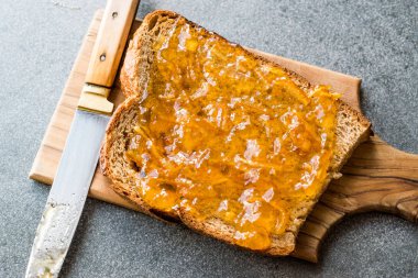 Ekmek arası portakal kabuğu ile elderflower marmelat / Jam organik kahvaltı konsepti.