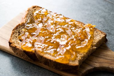 Ekmek arası portakal kabuğu ile elderflower marmelat / Jam organik kahvaltı konsepti.