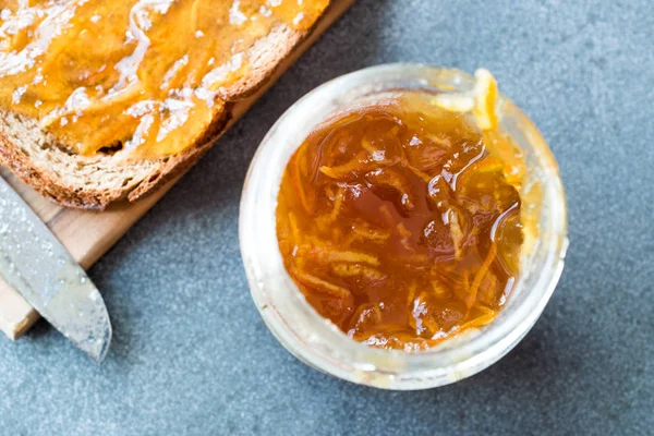 Holunderblütenmarmelade Mit Orangenschale Glas Mit Brot Marmelade Bio Frühstückskonzept — Stockfoto