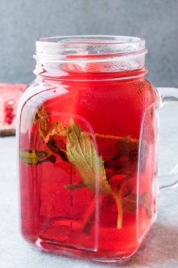 Karpuz meyve suyu nane ile Mason kavanoza bırakır. Organik yaz İçecek yenileniyor.