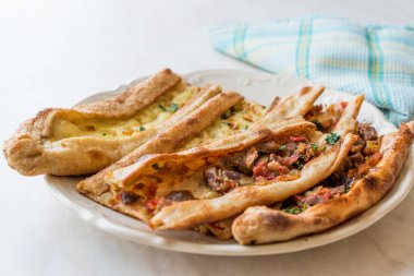 Türk pasta Konya Mevlana Pide Cubed et ve eritilmiş peynir ile. Geleneksel gıda.