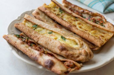 Türk pasta Konya Mevlana Pide Cubed et ve eritilmiş peynir ile. Geleneksel gıda.