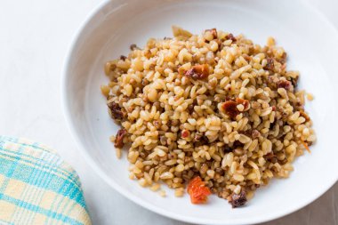 Buğday ile bulgur pirinç pişmiş / Pilav veya pilav / şenlendirir. Organik gıda.