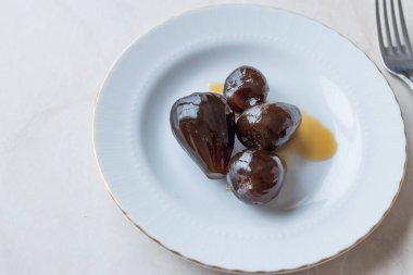 Türk tarzı gevrek incir tatlısı tabak ve çatal ile servis edilir / meyve reçel tatlı. Organik gıda