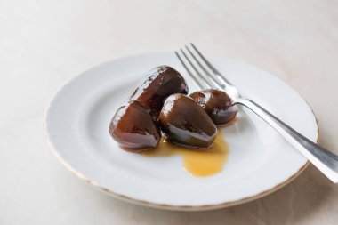 Türk tarzı gevrek incir tatlısı tabak ve çatal ile servis edilir / meyve reçel tatlı. Organik gıda