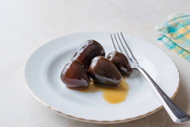 Türk tarzı gevrek incir tatlısı tabak ve çatal ile servis edilir / meyve reçel tatlı. Organik gıda