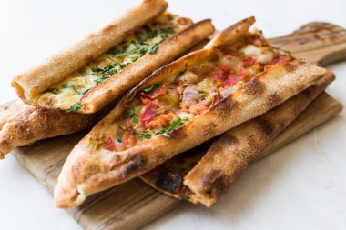 Türk pasta Konya Mevlana Pide Cubed et ve eritilmiş peynir ile. Geleneksel gıda.