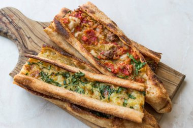 Türk pasta Konya Mevlana Pide Cubed et ve eritilmiş peynir ile. Geleneksel gıda.