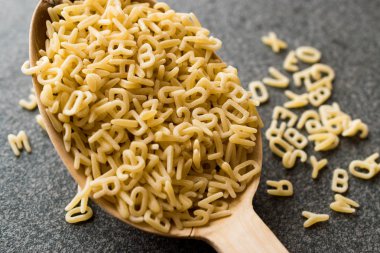 Tahta kaşık çiğ çiğ alfabe makarna. Organik gıda.