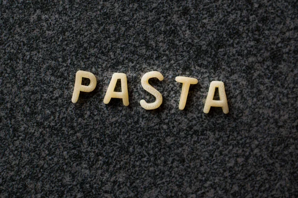 Raw Alphabet Pasta Está Escrito Con Letras Superficie Gris Granito — Foto de Stock