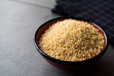 Bir kase içinde pişmemiş kuru organik kuskus. Organik gıda.