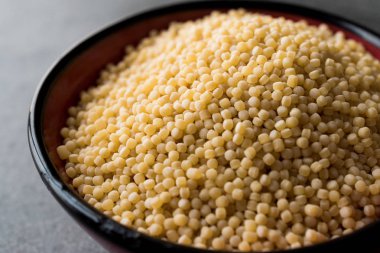 Bir kase içinde pişmemiş kuru organik kuskus. Organik gıda.