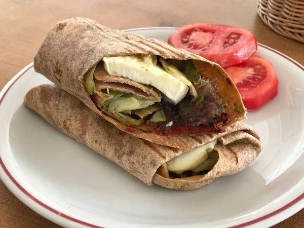 Envolturas Tortilla Vegetariana Elaboradas Con Queso Cabra Feta Tomates Mozzarella —  Fotos de Stock