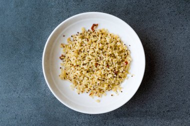 Pişmiş Quinoa plaka ile bulgur pirinç yemeye hazır. / Pilav veya pilav şenlendirir. Organik gıda.