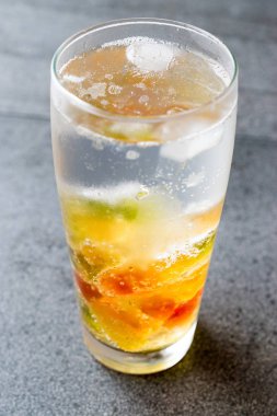 Votka kokteyl ile şeker. Şekerlemeler şekerlemeler ile alkollü içecek.