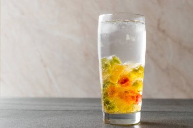 Votka kokteyl ile şeker. Şekerlemeler şekerlemeler ile alkollü içecek.