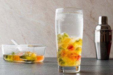 Votka kokteyl ile şeker. Şekerlemeler şekerlemeler ile alkollü içecek.