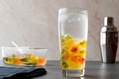 Votka kokteyl ile şeker. Şekerlemeler şekerlemeler ile alkollü içecek.