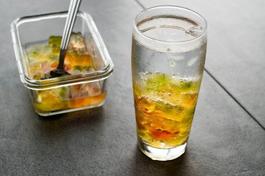 Votka kokteyl ile şeker. Şekerlemeler şekerlemeler ile alkollü içecek.