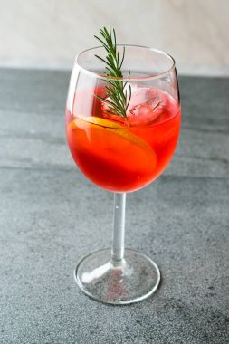 Aperol Spritz kokteyl ile portakal dilim, biberiye ve buz alkollü içecek.