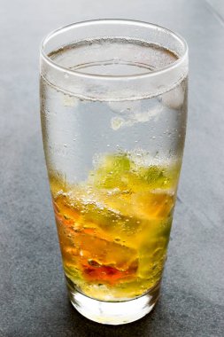 Votka kokteyl ile şeker. Şekerlemeler şekerlemeler ile alkollü içecek.